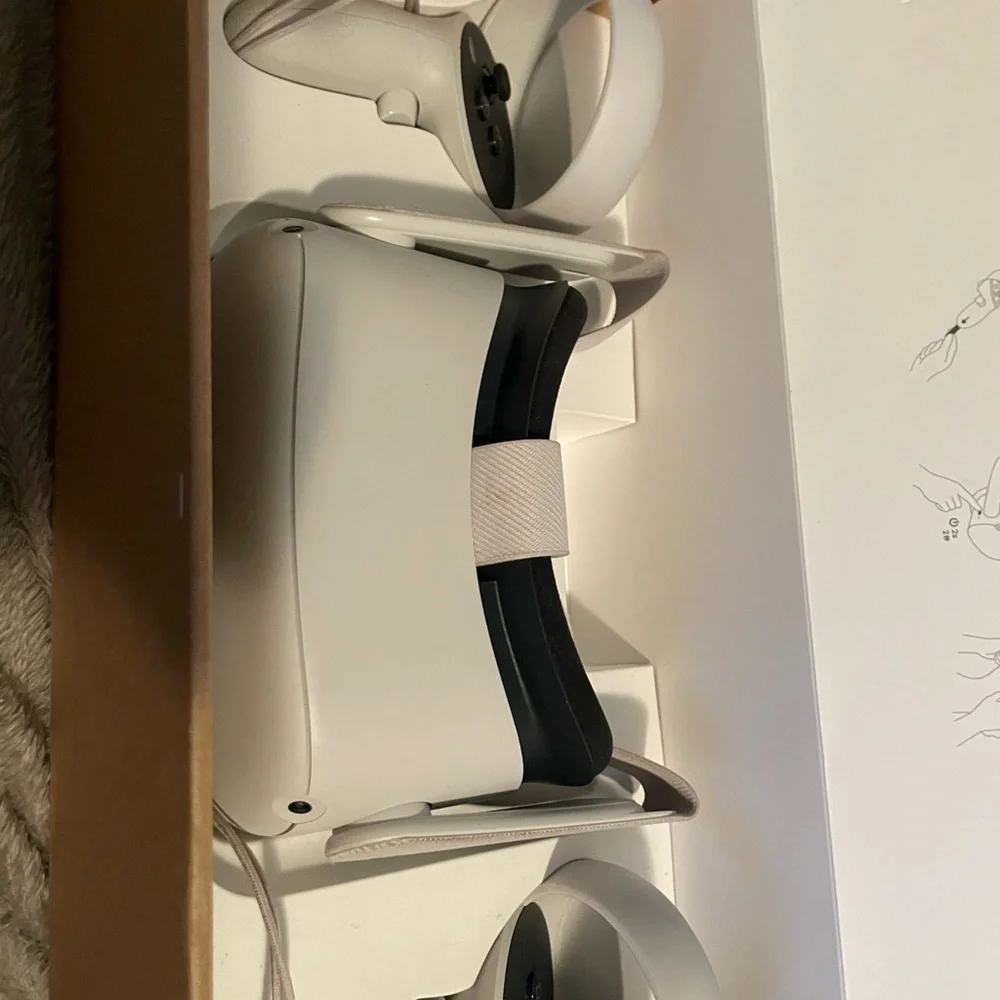 Oculus Quest 2 It’s White Been Used A Couple Times